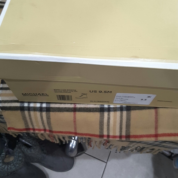 Michael kores Rorylug bootie - Picture 9 of 9